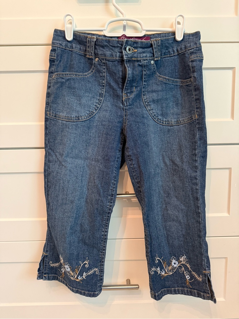 Gloria Vanderbilt Dark Blue Cropped Embroidered Jeans